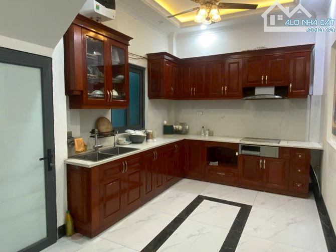Bán nhà lô góc 5 tầng bề thế Trung tâm Long biên, tc 9.x tỷ - 3