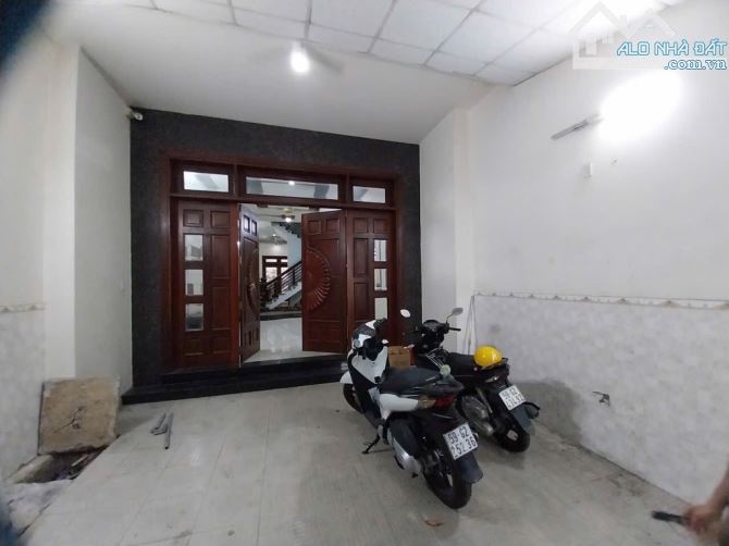 PHAN HUY ÍCH GÒ VẤP ,DT 5,5×20 ,4 TẦNG ,HẺM 10M CÓ VỈA HÈ GẦN SÂN BAY EMART ,NHỈNH 12 TỶ - 3