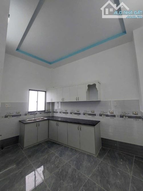 Nhà mới xây 2 lầu DTSD 130m2 giá 1tỷ900triệu cách QL 50 tầm 200m giáp Bình Chánh sổ hồng - 3