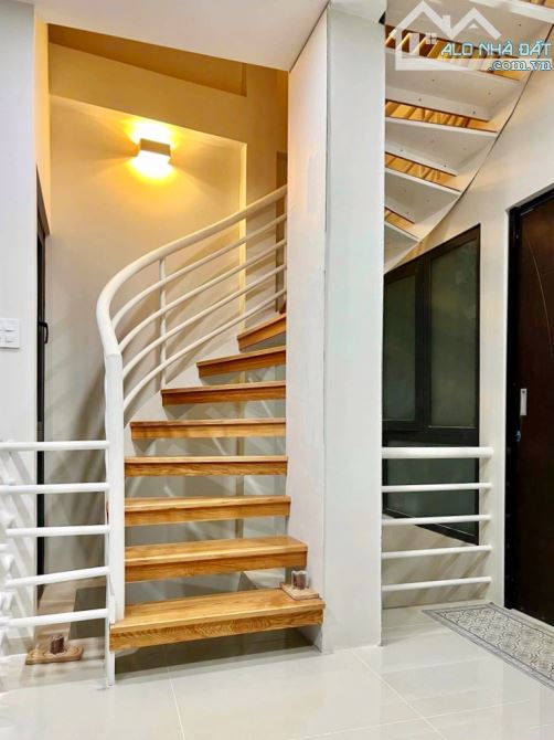 Bán nhà Sư Vạn Hạnh P12 Q10, 65m², ngang 4.1m, 6PN, 4WC, Ôtô, gần Vạn Hạnh Mall. 13.5 tỷ - 4