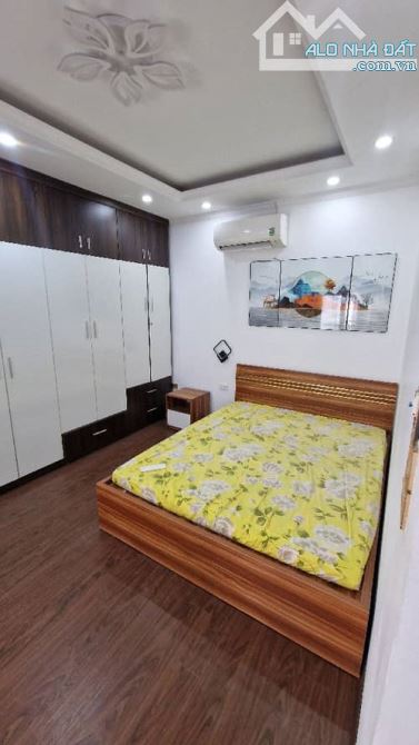 Bán nhà phố Bồ Đề , DT 32m2 , MT 6.4m , Xây 5 Tầng , Giá 6.85 tỷ, Full nội thất - Ô tô đỗ - 4
