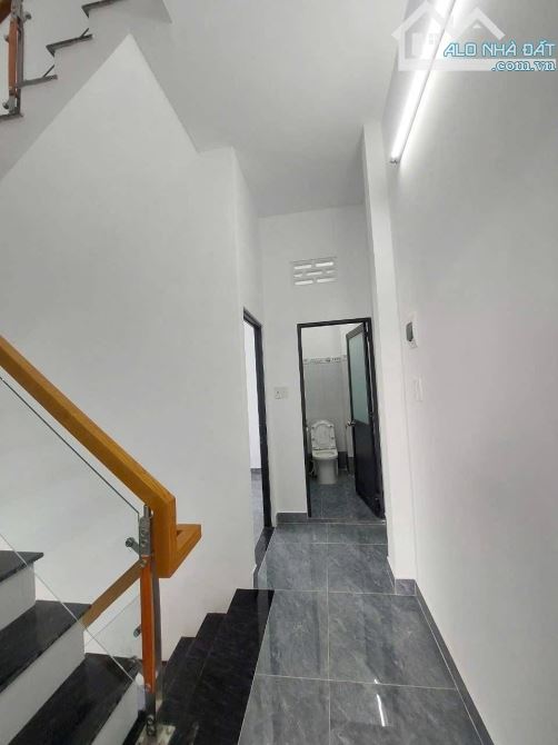 Nhà mới xây 2 lầu DTSD 130m2 giá 1tỷ900triệu cách QL 50 tầm 200m giáp Bình Chánh sổ hồng - 4