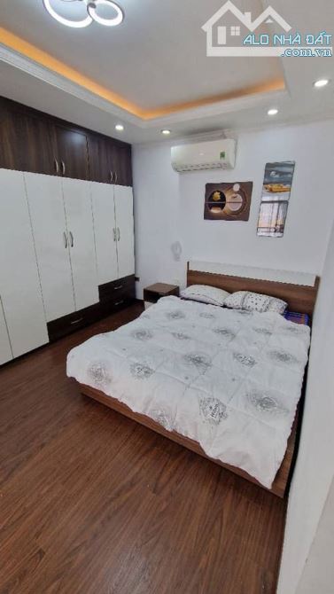Bán nhà phố Bồ Đề , DT 32m2 , MT 6.4m , Xây 5 Tầng , Giá 6.85 tỷ, Full nội thất - Ô tô đỗ - 5