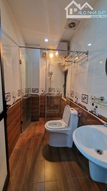 Bán nhà phố Bồ Đề , DT 32m2 , MT 6.4m , Xây 5 Tầng , Giá 6.85 tỷ, Full nội thất - Ô tô đỗ - 6
