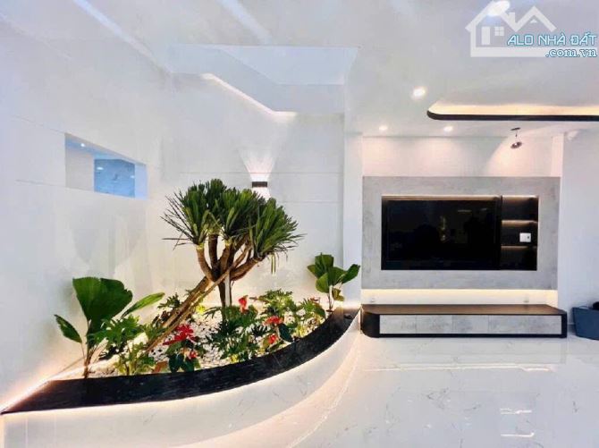 Biệt thự sân vườn, hẻm nhựa 8m, full nội thất cao cấp. 140m2, ngang 5.5m. Giá 8,6 tỷ - 7