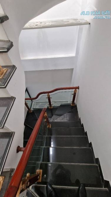 Bán nhà phố Bồ Đề , DT 32m2 , MT 6.4m , Xây 5 Tầng , Giá 6.85 tỷ, Full nội thất - Ô tô đỗ - 8