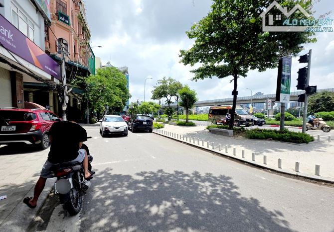 Bán nhà Phân lô Vip Hoàng Cầu Đống Đa 75m 4T MT quyền lực 6.2m giá 43.9 tỷ .