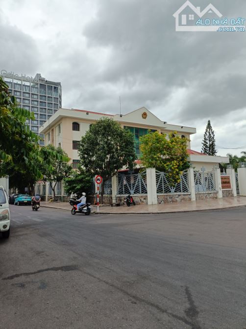 Chính chủ bán nhà mặt tiền vị trí đẹp nhất phố biển Quy Nhơn