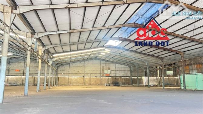 XT Bến Cát, nhà xưởng, kho bãi mặt tiền đường thuận lợi trung chuyển hàng hóa. trống kho