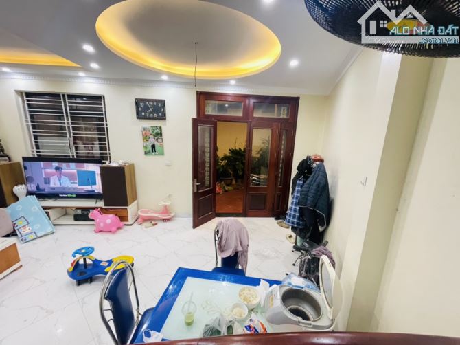 Bán nhà nguyễn chính 45m2 5 tầng còn mới – Sân trồng cây để xe - giá 7.85 tỷ