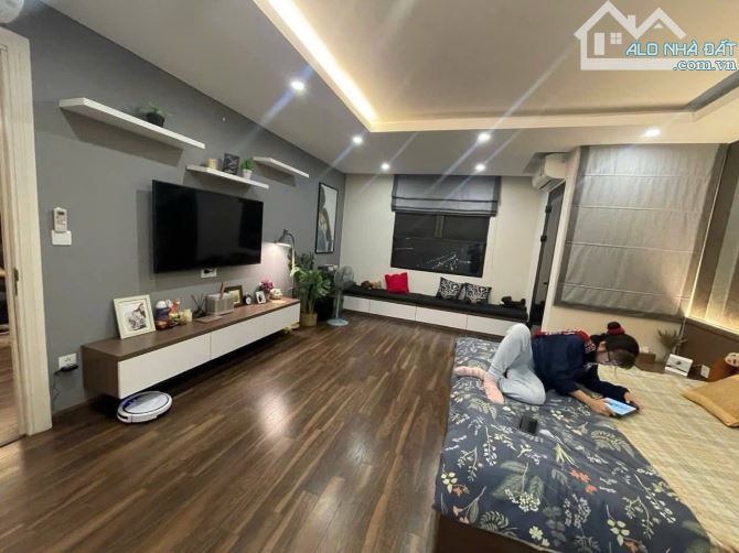 Bán nhà Nguyễn Văn Cừ ngay chung cư, BT 495m2, măt tiền 16m, 3 t, 195 triệu, ô tô tránh.