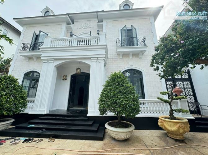 Giảm 10 tỷ - bán biệt thự sân vườn 500m2 tặng full nội thất gỗ đỏ Thảo Điền, DT 20x25
