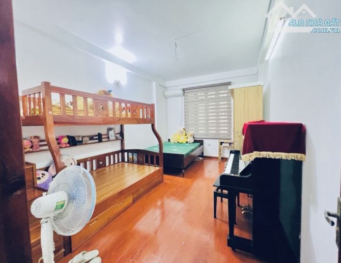 CẦU GIẤY - VỊ TRÍ GẦN PHỐ - PHÂN LÔ - OTO TRÁNH 50M - 6 TẦNG ĐẦY ĐỦ CÔNG NĂNG - DT 33M