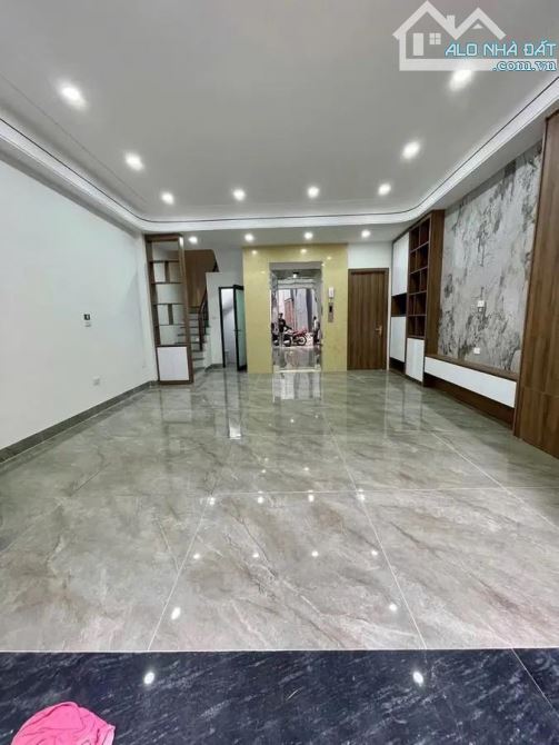 Bán Nhà Phố Cổ Linh 48m2 6T, MT 5.1m, Thang Máy, Ô Tô đỗ Cổng, Full Nội Thất 11 Tỷ