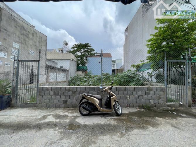 Bán lô đất ngang 8.5m cực đẹp ngay kế bên trường Hoa Lư, ngã tư Thủ Đức. Giá cực kỳ tốt.