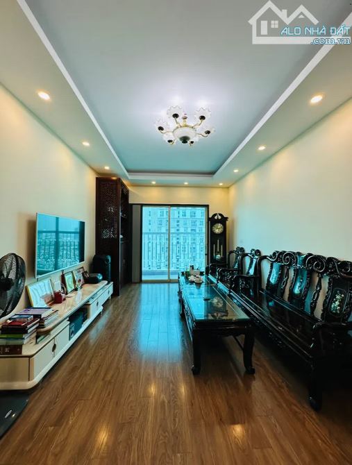 Bán căn chung cư ngoại giao đoàn 3 ngủ tầng cao, view thoáng, tiện ích