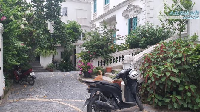Bán biệt thự phong cách Pháp view Sông Hồng, 1330m², 4 tầng