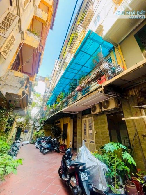 3.x TỶ, Bán tập thể Lò Đúc, 2 ngủ Thoáng sáng, DTsd 60m2 - sổ 40m2 - Sân Rộng
