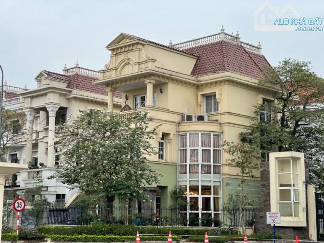 BIỆT THỰ CIPUTRA 305M² - LÔ GÓC 3 MẶT TIỀN - GIÁ 100 TỶ