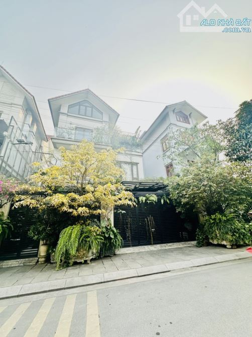 BIỆT THỰ KĐT THÀNH PHỐ GIAO LƯU 209m2  - GẦN HỒ 15HA - GIÁ 80 TỶ.
