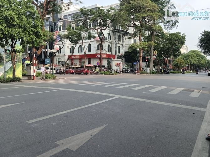 Mặt phố Bà Triệu, Hoàn Kiếm, Cách Bờ Hồ 40m, Diện tích 289m2, Mặt tiền 10.5m,Giá 260 Tỷ