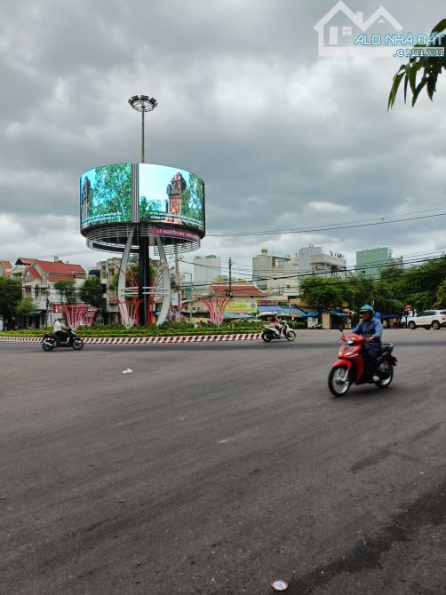 Chính chủ bán nhà mặt tiền vị trí đẹp nhất phố biển Quy Nhơn - 1