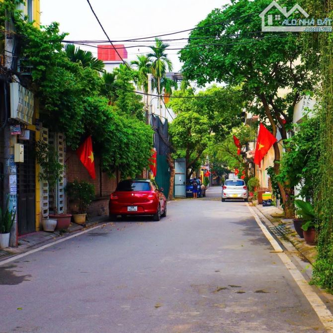 Bán nhà Nguyễn Văn Cừ ngay chung cư, BT 495m2, măt tiền 16m, 3 t, 195 triệu, ô tô tránh. - 1