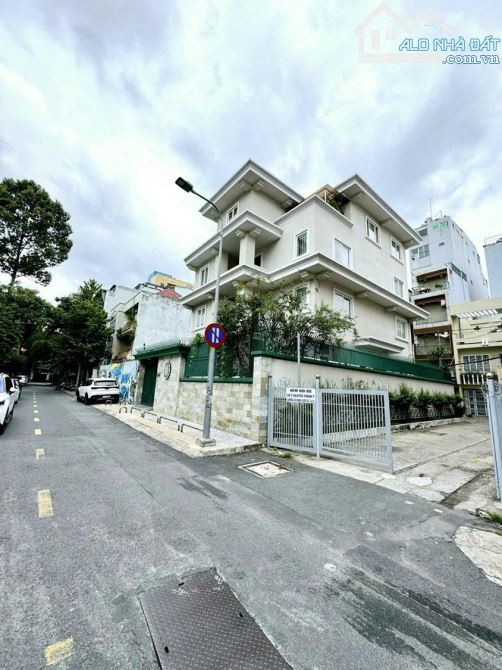 Bán biệt thự mới - đẹp đường Nguyễn Thành Ý,Đakao, Q1.DT:12,50 x 19m,CN : 239m2 - 4 tầng - 1