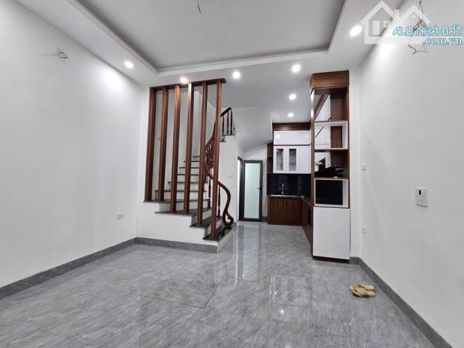 Nhà mới tinh, phố Ngọc Thụy 30m2-5 tầng, ô tô, gần trường quốc tế Việt Pháp - 1