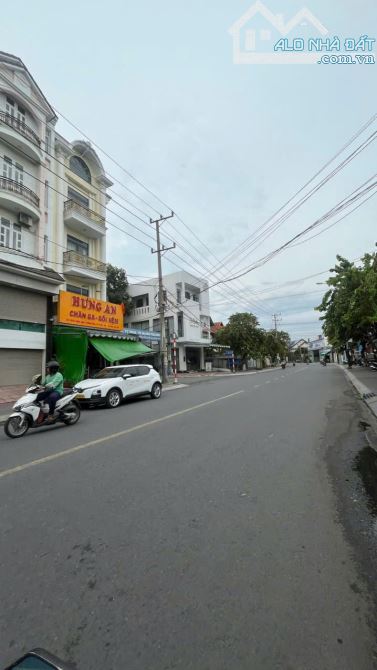 Bán nhà MẶT TIỀN đường Trần Quang Khải,víp nhất Đông Hòa,giá chỉ bằng lô đất - 1
