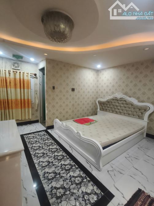 Nhà 1 trệt 4 lầu mặt tiền đường Lý Hồng Thanh - 12