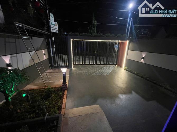 8 TỶ VỚI CĂN VILLA ĐẸP-  GẦN 100M VUÔNG- CÓ SÂN ĐẬU Ô TÔ TRƯỚC NHÀ- THÍCH HỢP NGHỈ DƯỠNG - 15
