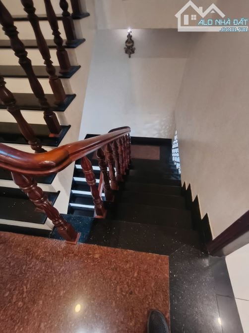 Nhà 1 trệt 4 lầu mặt tiền đường Lý Hồng Thanh - 2