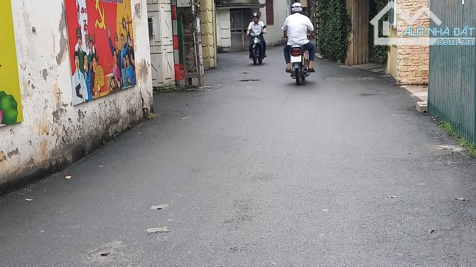 Bán nhà Nguyễn Văn Cừ ngay chung cư, BT 495m2, măt tiền 16m, 3 t, 195 triệu, ô tô tránh. - 3