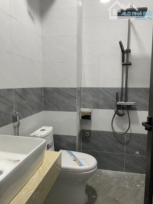 NHÀ NHỎ TIỀN , NGUYỄN KHOÁI , 31M² X 5T MỚI TINH , 3 GÁC ĐỖ CỬA , 10M RA PHỐ , 6,1 TỶ - 3