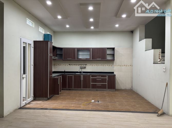 Cho thuê căn biệt thự phố Việt hưng - Long Biên 30tr - 4