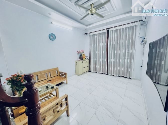 CẦU GIẤY - VỊ TRÍ GẦN PHỐ - PHÂN LÔ - OTO TRÁNH 50M - 6 TẦNG ĐẦY ĐỦ CÔNG NĂNG - DT 33M - 4