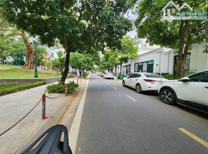 Chính chủ giảm chào 1 tỷ bán nhanh Biệt thự Roma Tố Hữu DT 200m2 3,5 tầng thang may MT10m - 4