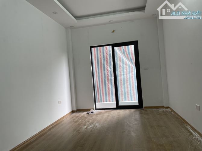 NHÀ NHỎ TIỀN , NGUYỄN KHOÁI , 31M² X 5T MỚI TINH , 3 GÁC ĐỖ CỬA , 10M RA PHỐ , 6,1 TỶ - 4
