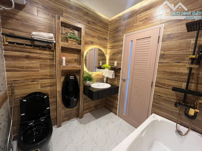 8 TỶ VỚI CĂN VILLA ĐẸP-  GẦN 100M VUÔNG- CÓ SÂN ĐẬU Ô TÔ TRƯỚC NHÀ- THÍCH HỢP NGHỈ DƯỠNG - 7