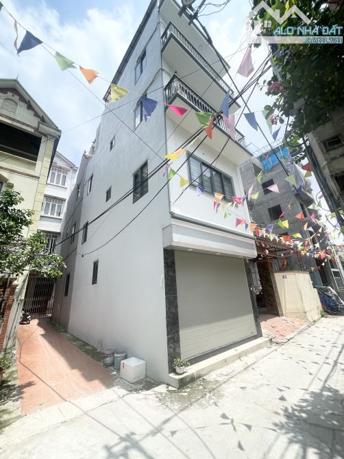 Nhà Kim Hoàng lô góc 39m2 4 tầng dân xây chắc chắn ô tô đỗ gần rẻ nhất khu vực 5 tỷ 35