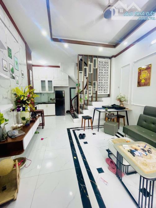 Phân Khúc Hiếm Nhà Bán DT 40m2 x 4 Tầng Phố Vọng Thị  - Lô Góc - 3 Mặt Thoáng - 5M Ra Ô Tô