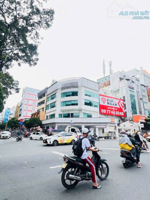GÓC 2 MẶT TIỀN NGUYỄN GIA TRÍ BT DT (10 x 18 ) - Hầm 5lầu HĐT 180TR 55 tỷ hạ về 46 tỷ !!!