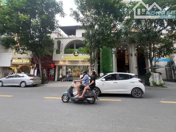 Cho thuê QUÁN CAFE MT Lê Thị Hồng Gấm, Q1. Dt: 6,5x16M, Kc: trệt 2 lầu. Gía: 90tr