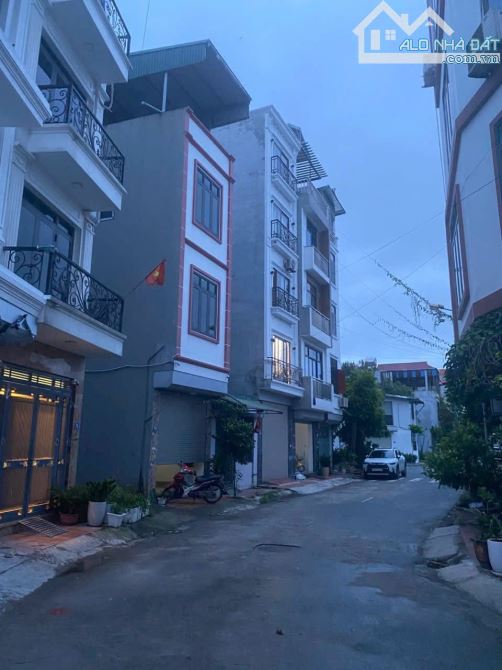 DUY NHẤT 1 CĂN TĐC NGỌC HỒI DT40M*5 TẦNG . PHÂN LÔ VỈA HÈ GAZA OTO .