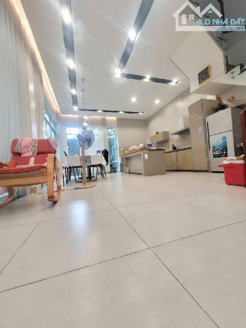 SỐC! BIỆT THỰ 3 TẦNG THANG MÁY - MT THANH NGA, Q9 - 21.9 TỶ!