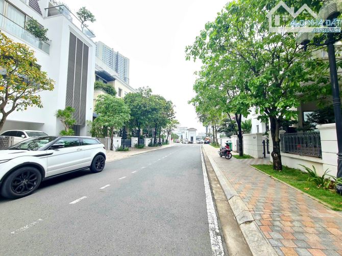 CẦN TIỀN BÁN GẤP NHÀ MT XUÂN THỦY P. THẢO ĐIỀN QUẬN 2. DT 342M2. KC 3 TẦNG GÍA 60 TỶ