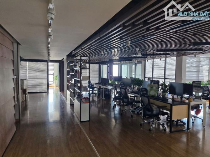 PENHOUSE DUPLEX 2 TẦNG - 350M2 - VỊ TRÍ VÀNG - TÒA MẶT ĐƯỜNG LÁNG HẠ - CHỈ 95TR/M2