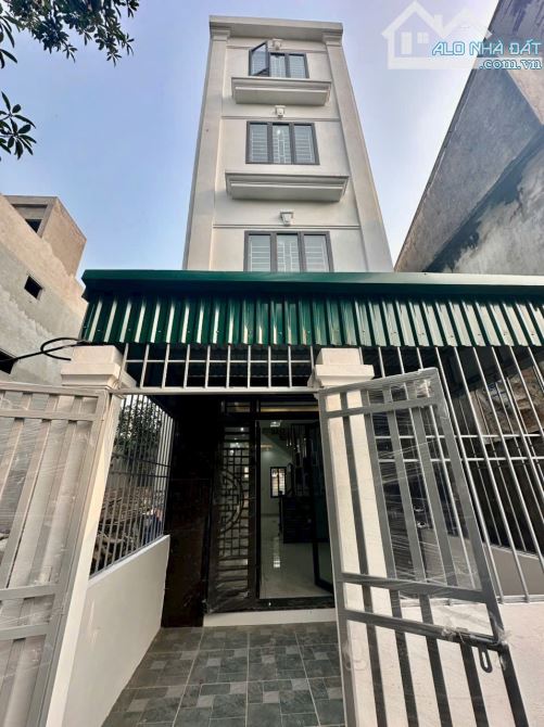 Nhà 3 tầng 45m2, , ô tô đỗ cửa, gần cầu Hưng Đạo, 1km ra ủy ban Đông La, giá 3,65 tỷ