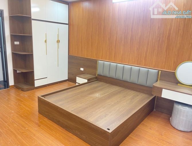 Nhà đẹp phố long biên gần bigC 5 tầng oto đỗ chỉ hơn 5 tỷ